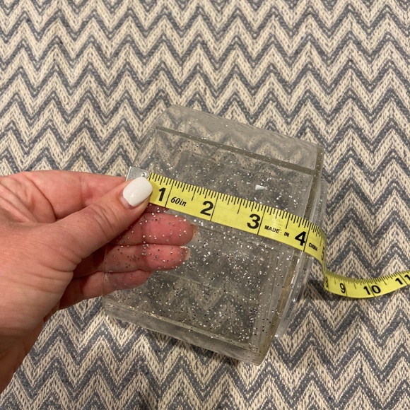 Clear Acrylic Round Organizer with 4 Compartments – Glitter Detail – 6"x4" - Picture 7 of 7